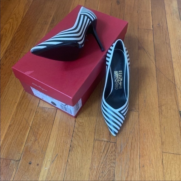 NWT|SALVATORE Ferragamo|Women Susi Graph Leather Pumps-Black White -Size US 6 - Picture 6 of 6
